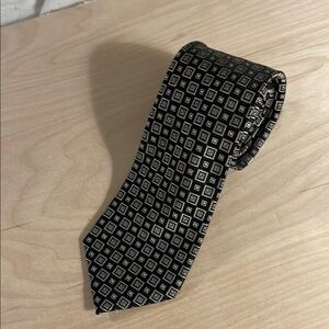 Chaps Black and Silver Geometric Men's Tie 100% Silk